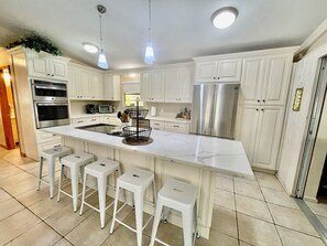 冷蔵庫、電子レンジ、オーブン、コンロ