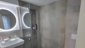 Dusche, Handtücher, Seife, Toilettenpapier