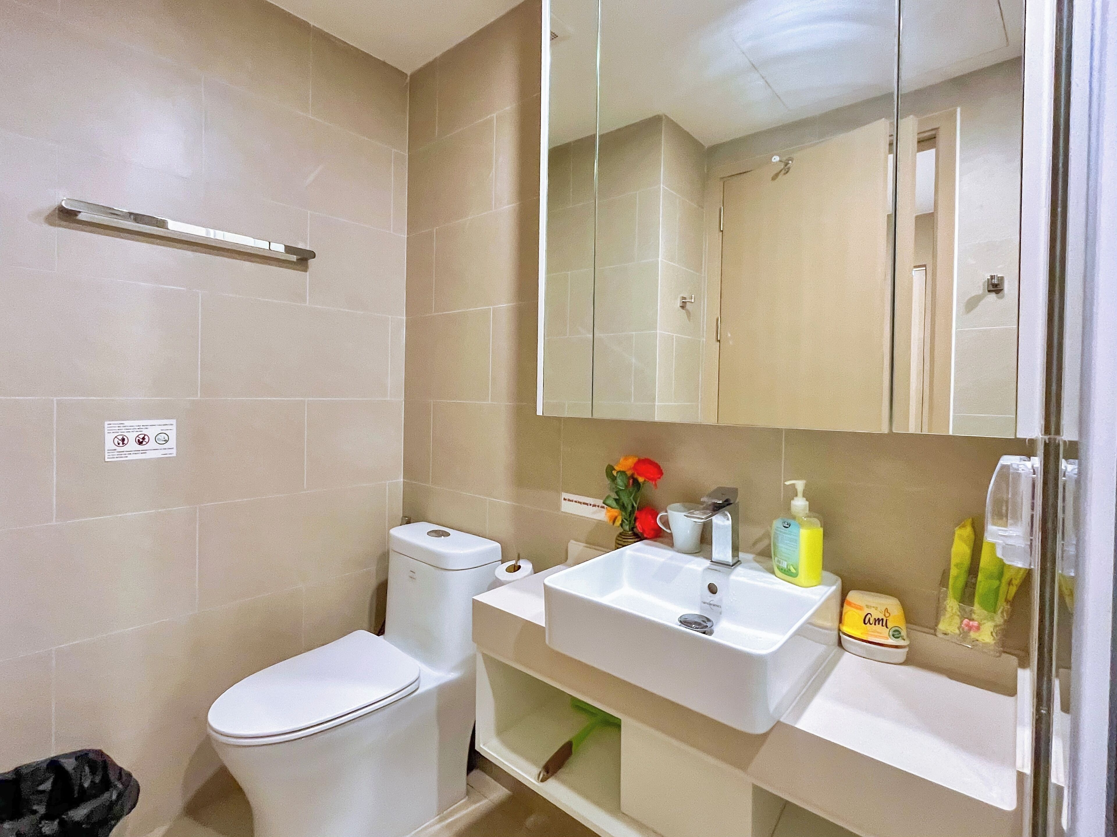 Ein Badezimmer mit Toilette, Waschbecken und Spiegel.