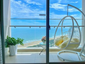 Apartamento, 3 habitaciones, vistas a la playa | Balcón