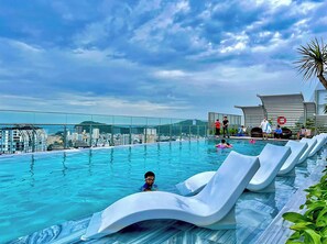 Piscina externa, funciona das 6h às 21h, espreguiçadeiras