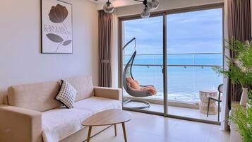 Departamento, 3 habitaciones, vista a la playa | Área de sala de estar | Smart TV de 45 pulgadas con canales digitales