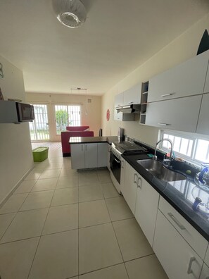 Een microgolfoven, een oven