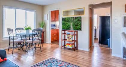 Charming 2-bedroom house in Downtown Walnut Creek with WiFi and AC