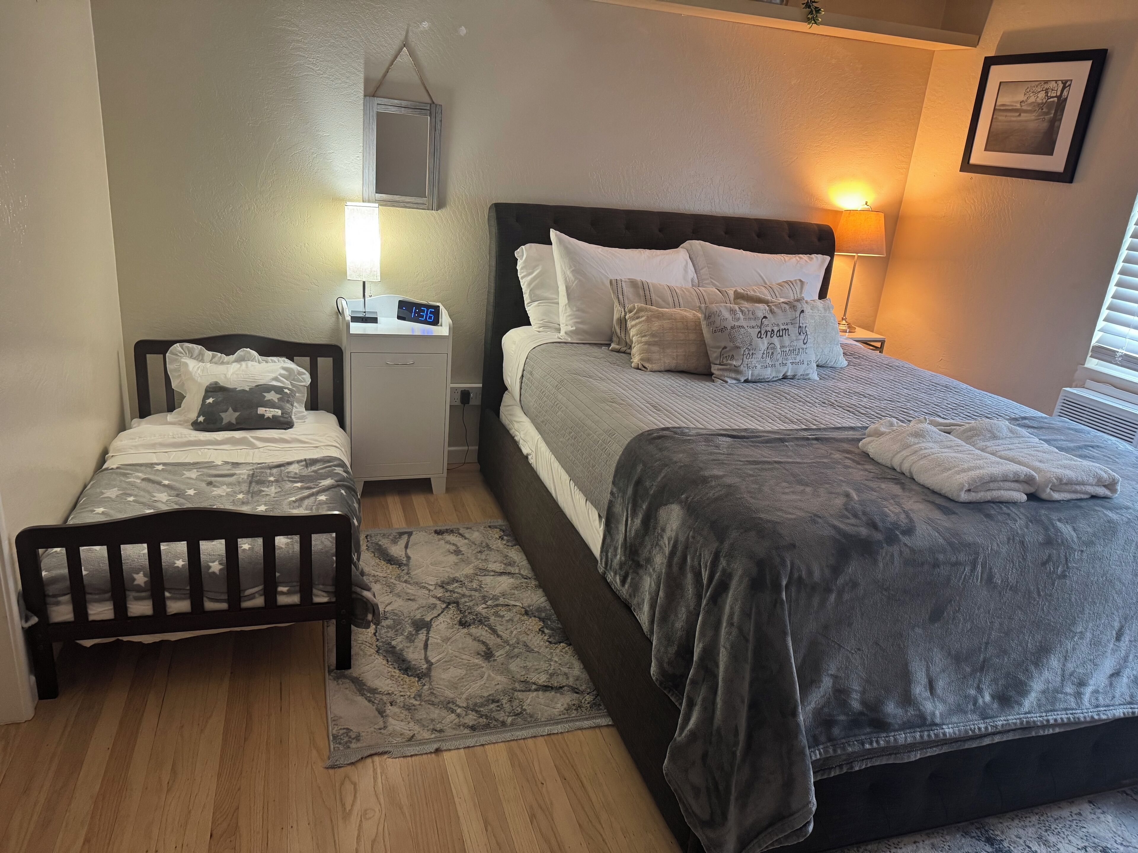 2 bedrooms, desk, iron/ironing board, WiFi