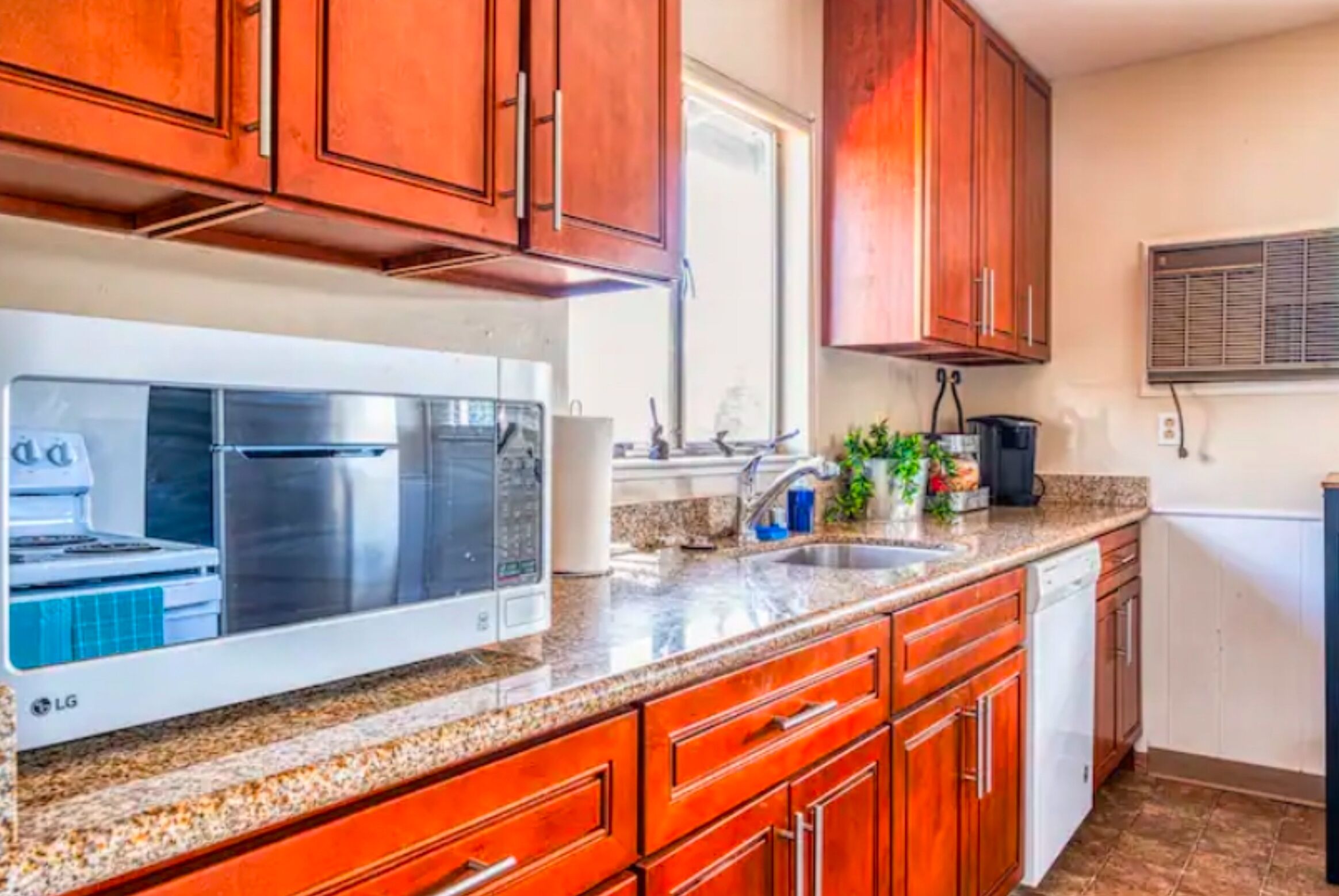 Frigorífic, microones, forn i placa de cuina 