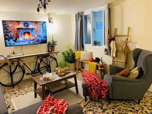 Hus – comfort, bakgårdsutsikt | Oppholdsområde | TV