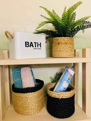 Casa conforto, vista para o pátio | Banheiro | Roupões de banho, chinelos