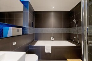 Douche, sĂšche-cheveux, serviettes fournies, savon