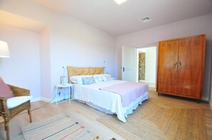 4 sovrum, skrivbord, strykjärn/strykbräda och resesäng