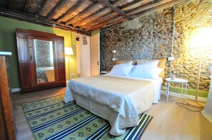 4 bedrooms, desk, iron/ironing board, travel crib