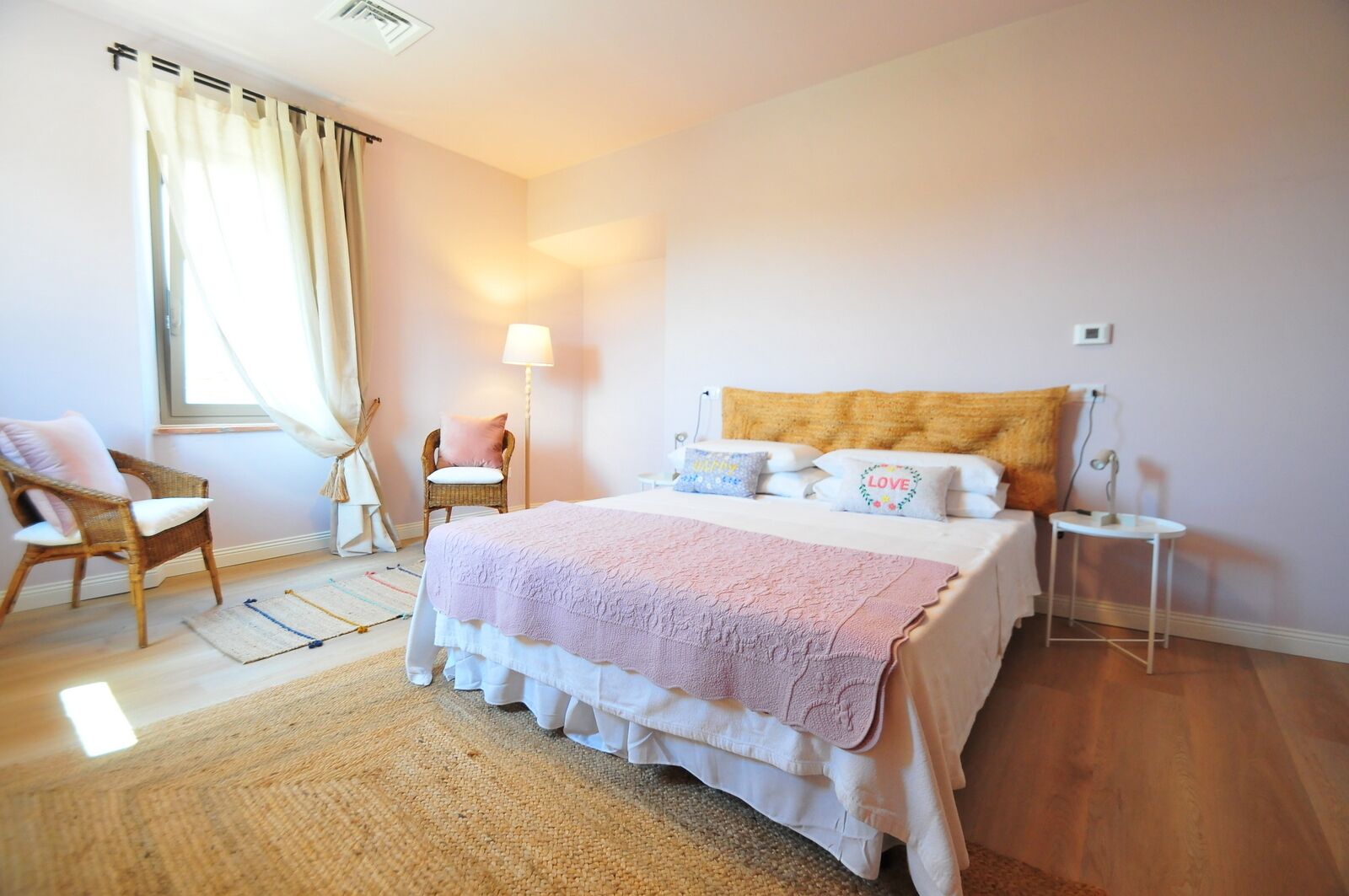 4 soverom, skrivebord, strykejern/-brett og reiseseng for barn