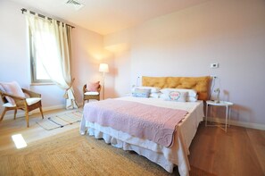 4 slaapkamers, een bureau, een strijkplank/strijkijzer, reisbedje