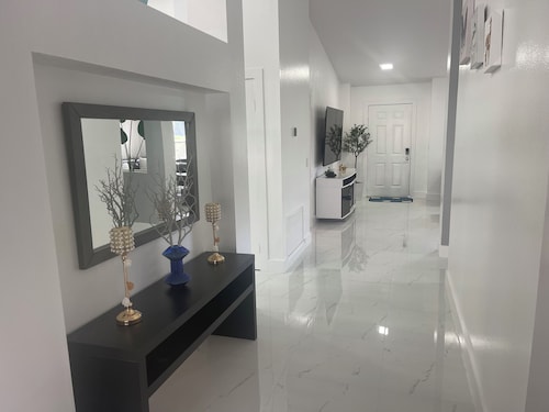 Spacious 5 bedroom home with WiFi and air conditioning in charming Brandon.