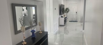 Spacious 5 bedroom home with WiFi and air conditioning in charming Brandon.