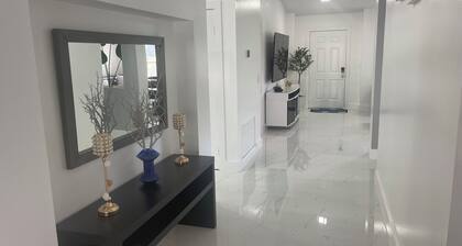 Spacious 5 bedroom home with WiFi and air conditioning in charming Brandon.