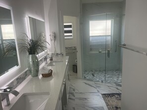Shower, hair dryer, towels, soap - Spacious 5 bedroom home with WiFi and air conditioning in charming Brandon. (Brandon)