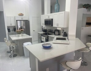 Mikrowelle, Ofen, Geschirrspüler, Wasserkocher mit Kaffee-/Teezubehör