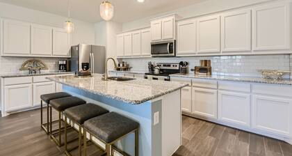 Huge & beautiful new townhome close to everything! Minutes to Fort Worth