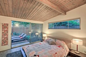 2 habitaciones, escritorio y tabla de planchar con plancha 