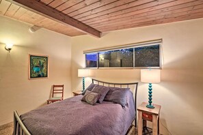 2 slaapkamers, een bureau, een strijkplank/strijkijzer, reisbedje