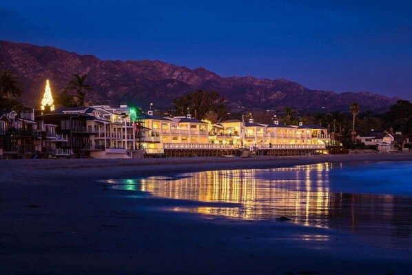 Beach nearby, sun loungers, beach towels