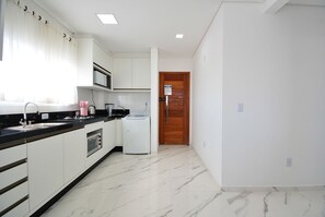 Réfrigérateur, micro-ondes, four