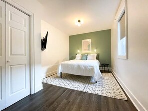 1 bedroom, WiFi, bed sheets - Boutique Hotel - Suite #1 (Thunder Bay)