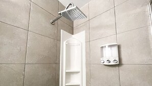 Ein modernes Duschbad mit Handbrause, Wandarmatur und Bedienfeld mit verschiedenen Einstellungen.