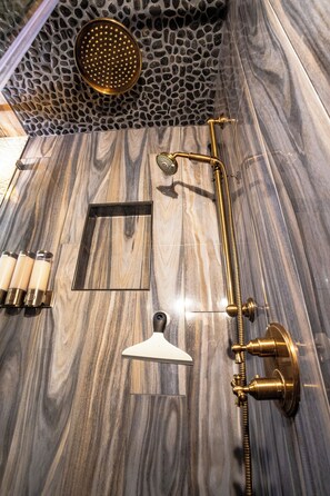 Shower, hair dryer, bidet, towels