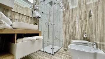 Dusche, Haartrockner, Bidet, HandtĂŒcher