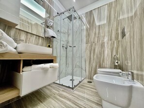 Een douche, een haardroger, een bidet, handdoeken