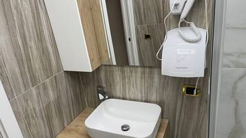 Shower, hair dryer, bidet, towels