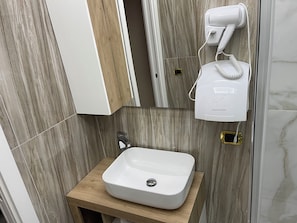 Dusche, Haartrockner, Bidet, Handtücher
