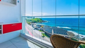 Ein Balkon mit Blick auf den Ozean und einer Anlage von Solarpaneelen.