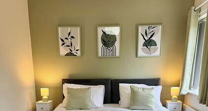The Olive House, 4 Bedrooms, Sleeps 8, Contractors Welcome
