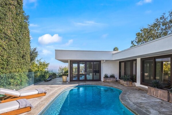 Pool - Beverly Hills Goldstein adjacent  house. (Beverly Hills)