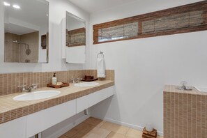 Hair dryer, bidet, towels, soap - Beverly Hills Goldstein adjacent  house. (Beverly Hills)