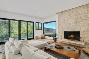 Smart TV, fireplace
