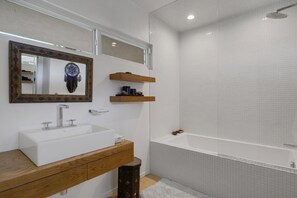 Sèche-cheveux, bidet, serviettes fournies, savon