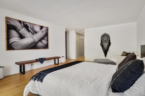 2 slaapkamers, een kluis op de kamer, een strijkplank/strijkijzer, wifi