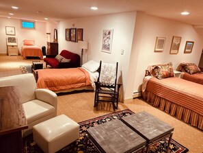 8 bedrooms, desk, iron/ironing board, WiFi