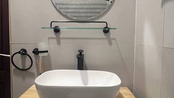 淋浴设施、毛巾、卫生纸