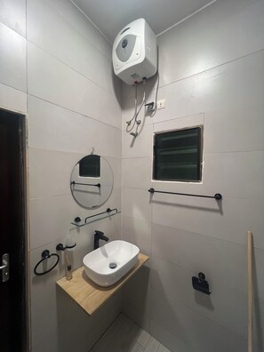 シャワー、タオル、トイレットペーパー