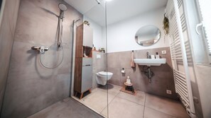 Douche, serviettes fournies, savon, papier toilette