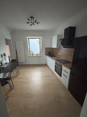 Een koelkast, een magnetron, een oven, een kookplaat