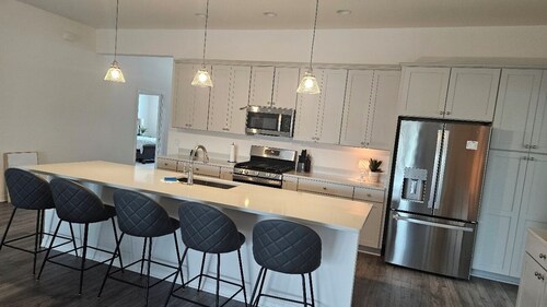 Charming and spacious three-bed, three-bath brand new house in The Villages
