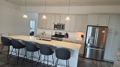 Charming and spacious three-bed, three-bath brand new house in The Villages