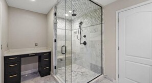 シャワー、ヘアドライヤー、タオル、石鹸