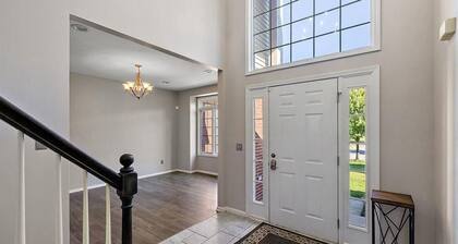 Spacious 4-bedroom house with WiFi, AC in charming Commerce Twp